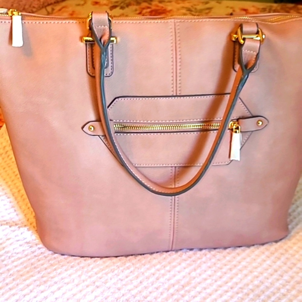 NEW Large Tote, great for Any Season!